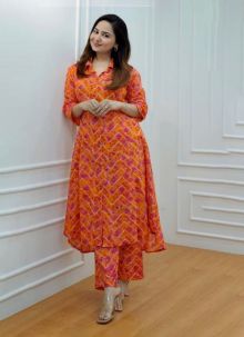 Women Orange Rayon Latest Kurti Pant Set
